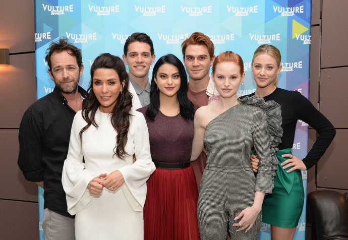  Luke Perry, Marisol Nichols, Casey Cott, Camila Mendes, KJ Apa, Madelaine Petsch y Lili Reinhart