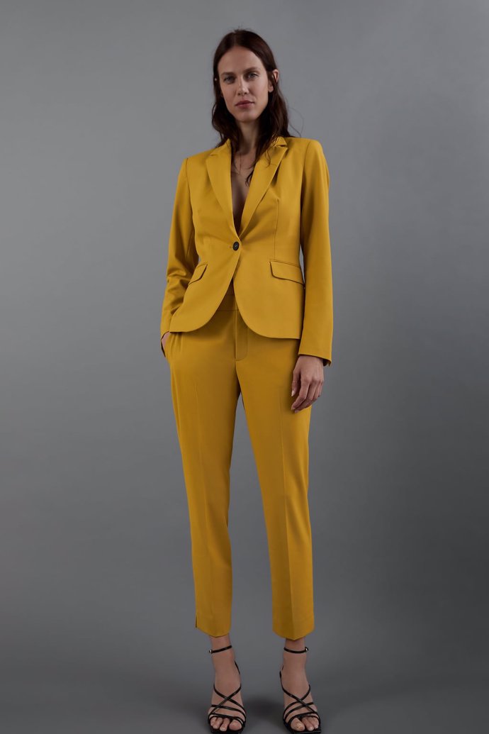 zara reinventa el traje sin camiseta ni camisa 2019 amarillo mostaza