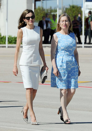 La Reina Letizia con bolso de Lidia Faro