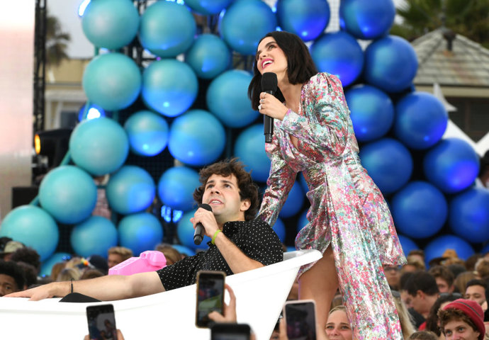 Lucy Hale y David Dobrik