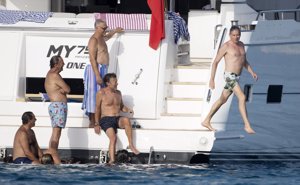 Boris Izaguirre gana el título de 'mejor estilo' al zambullirse en las aguas de Ibiza