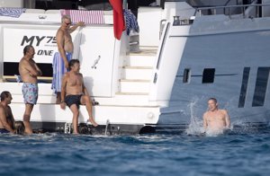 Boris Izaguirre gana el título de 'mejor estilo' al zambullirse en las aguas de Ibiza