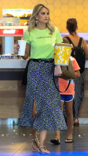 Alba Carrillo disfruta de una tarde de cine con el 'hombre de su vida'