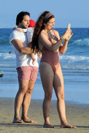 Joaquín Cortés ejerce de padrazo en la playa junto a Mónica Moreno