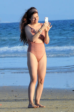 Joaquín Cortés ejerce de padrazo en la playa junto a Mónica Moreno