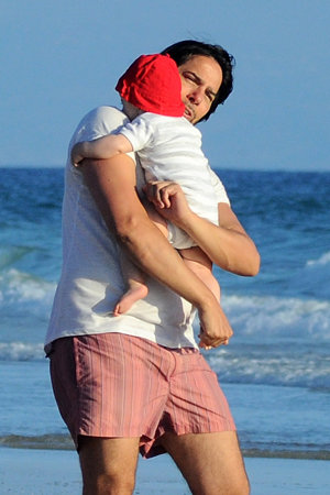 Joaquín Cortés ejerce de padrazo en la playa junto a Mónica Moreno