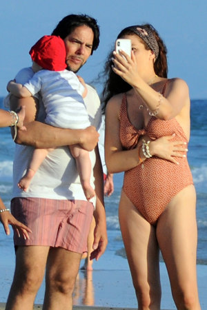 Joaquín Cortés ejerce de padrazo en la playa junto a Mónica Moreno