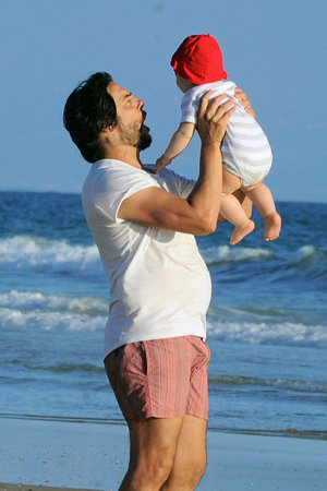 Joaquín Cortés ejerce de padrazo en la playa junto a Mónica Moreno