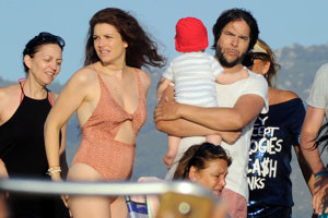 Joaquín Cortés ejerce de padrazo en la playa junto a Mónica Moreno