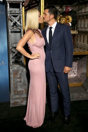 Katy Perry y Orlando Bloom en la premiere de 'Carnival Row'
