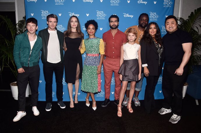 Barry Keoghan, Richard Madden, Angelina Jolie, Lauren Ridloff, Kumail Nanjiani, Lia McHugh, Brian Tyree Henry, Salma Hayek y Don Lee presentando 'Eternals' en la D23