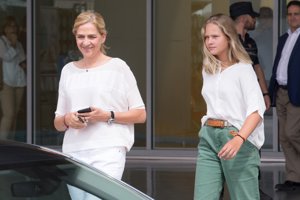 La infanta Cristina con Irene Urdangarin y Borbón a la salida del hospital tras la visita a Don Juan Carlos