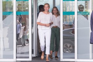 La infanta Cristina con sus hijos  a la salida del hospital tras la visita a Don Juan Carlos