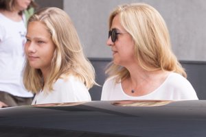 La infanta Cristina con sus hijos  a la salida del hospital tras la visita a Don Juan Carlos