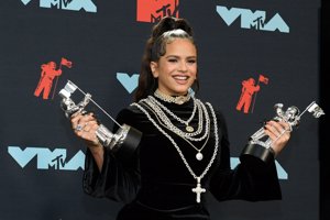 Rosalía con las dos estatuillas a mejor canción latina y mejor coreografía