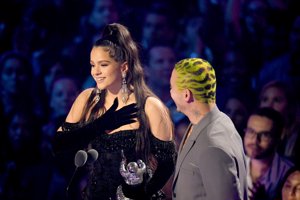 Rosalía y J Balvin recogiendo el premio a mejor canción latina