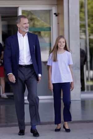 El Rey Felipe visita con su hija Sofía a su padre