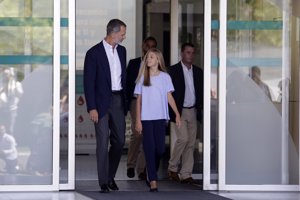El Rey Felipe visita con su hija Sofía a su padre