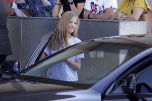 El Rey Felipe visita con su hija Sofía a su padre