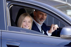 El Rey Felipe visita con su hija Sofía a su padre