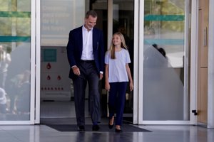 El Rey Felipe visita con su hija Sofía a su padre