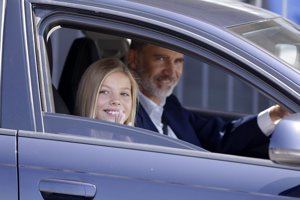 El Rey Felipe visita con su hija Sofía a su padre