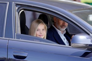 El Rey Felipe visita con su hija Sofía a su padre