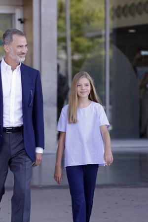 El Rey Felipe visita con su hija Sofía a su padre