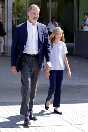 El Rey Felipe visita con su hija Sofía a su padre