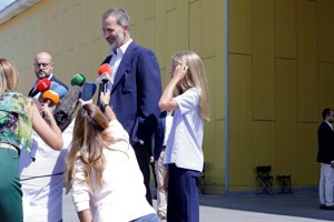 El Rey Felipe visita con su hija Sofía a su padre