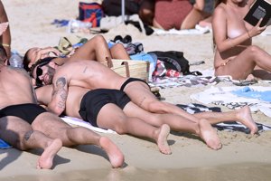Pelayo Díaz y Andy McDougall se comen a besos en Ibiza