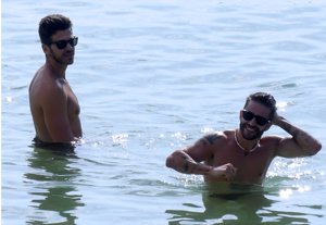 Pelayo Díaz y Andy McDougall se comen a besos en Ibiza
