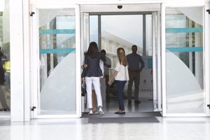 La reina Letizia y la princesa Leonor visitan a Don Juan Carlos