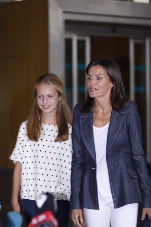 La Reina Letizia y la princesa Leonor visitan a Don Juan Carlos