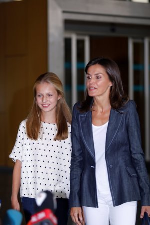 La reina Letizia y la princesa Leonor visitan a Don Juan Carlos