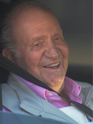 El Rey Don Juan Carlos I recibe el alta hospitalaria y abandona la Clínica Quirón