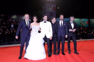 Penélope Cruz deslumbra en la alfombra roja del Festival de Cine de Venecia