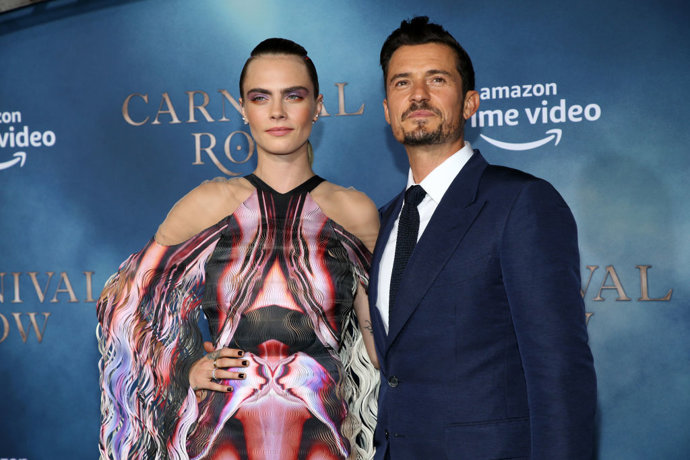 Cara Delevingne y Orlando Bloom en la promoción de 'Carnival Row'