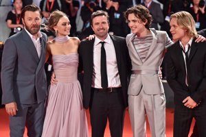 Tom Glynn-Carney, Timothée Chalamet, David Michod, Lily-Rose Depp y Joel Edgerton en la proyección de 'The King' en el Festival de Venecia