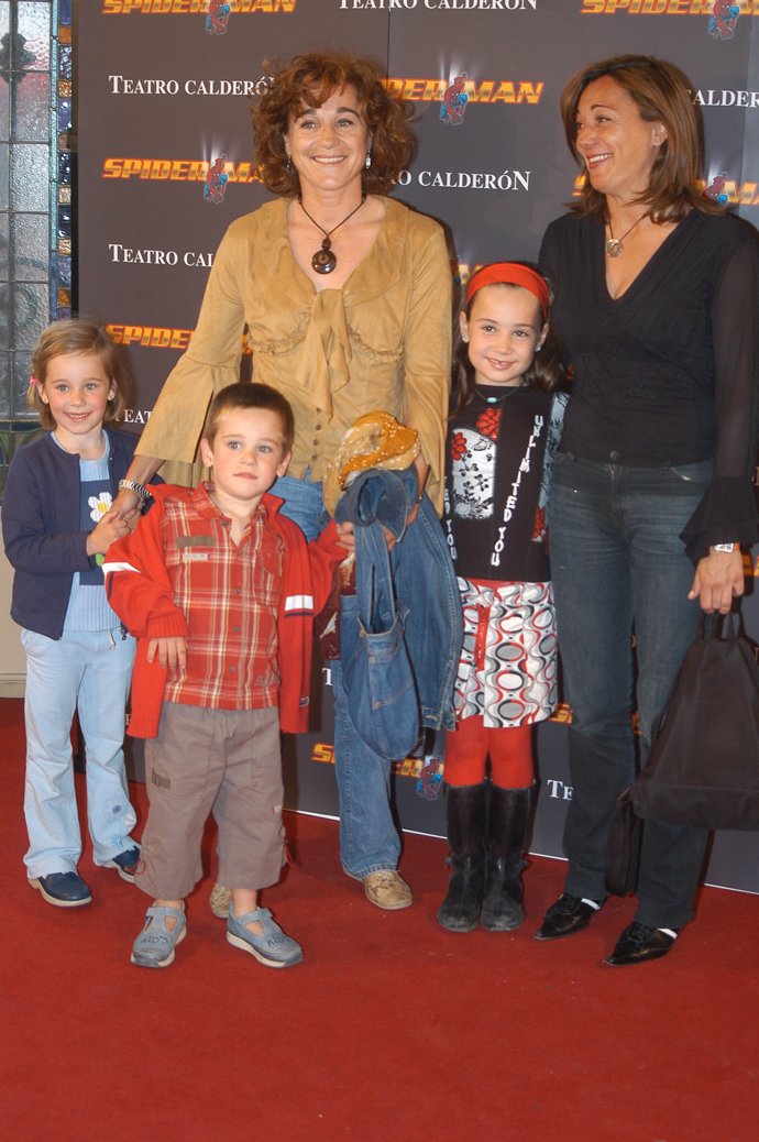 BLANCA FERNÁNDEZ OCHOA CON SUS HIJOS OLIVIA Y DAVID EN EL ESTRENO DE LA OBRA DE TEATRO SPIDERMAN