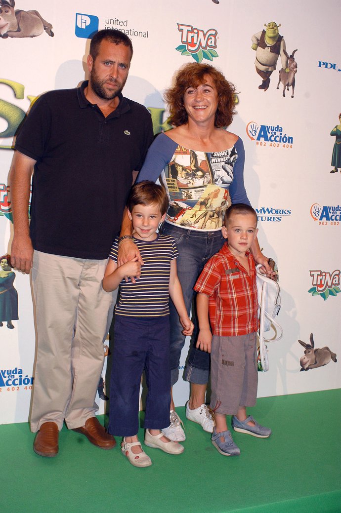 BLANCA FERNÁNDEZ OCHOA CON SUS HIJOS OLIVIA Y DAVID EN EL ESTRENO DE LA SEGUNDA PARTE  DE LA PELICULA SHREK