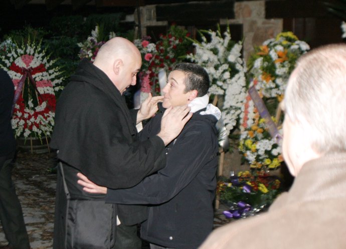 Blanca Fernández Ochoa en la capilla ardiente y en el Tanatorio de Paco Fernández Ochoa