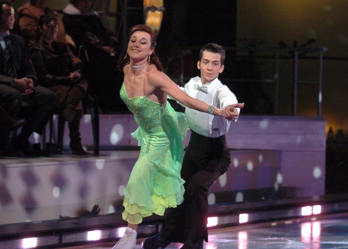 BLANCA FERNÁNDEZ OCHOA ESTUVO EN EL PROGRAMA QUE PRESENTABA ANNE IGARTIBURU MIRA QUIÉN BAILA EN UNA PISTA DE HIELO