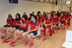 'Las Leonas' arropan a Olivia Fresneda guardando un minuto de silencio por Blanca Fernández Ochoa