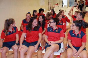 'Las Leonas' arropan a Olivia Fresneda guardando un minuto de silencio por Blanca Fernández Ochoa