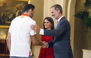 La Reina Letizia homenajea a la Selección Española de baloncesto con su total look