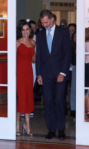 La Reina Letizia recupera el vestido rojo con el que triunfó en Buenos Aires