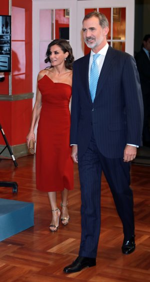 La Reina Letizia recupera el vestido rojo con el que triunfó en Buenos Aires