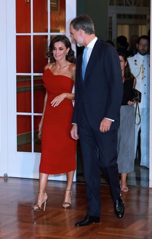 La Reina Letizia recupera el vestido rojo con el que triunfó en Buenos Aires