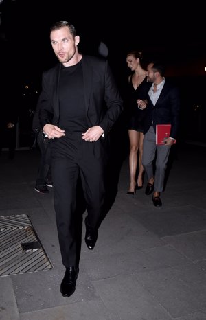 Karlie Kloss se va de fiesta en Madrid con Carolina Herrera y Miguel Ángel Silvestre